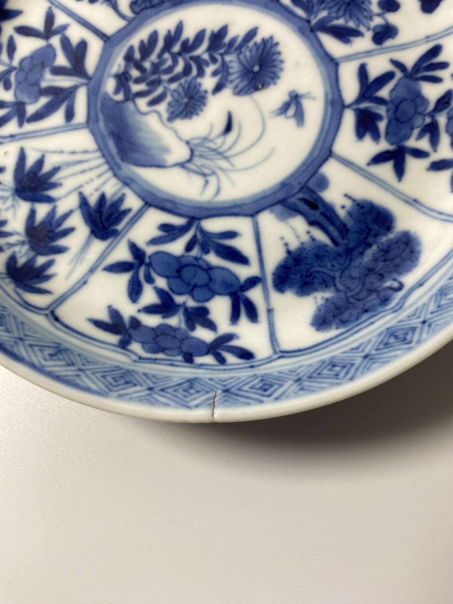 A PAIR OF KANGXI PERIOD (1661-1722) CHINESE BLUE AND WHITE PORCELAIN PLATES, ARTEMESIA LEAF MARK - Image 12 of 13