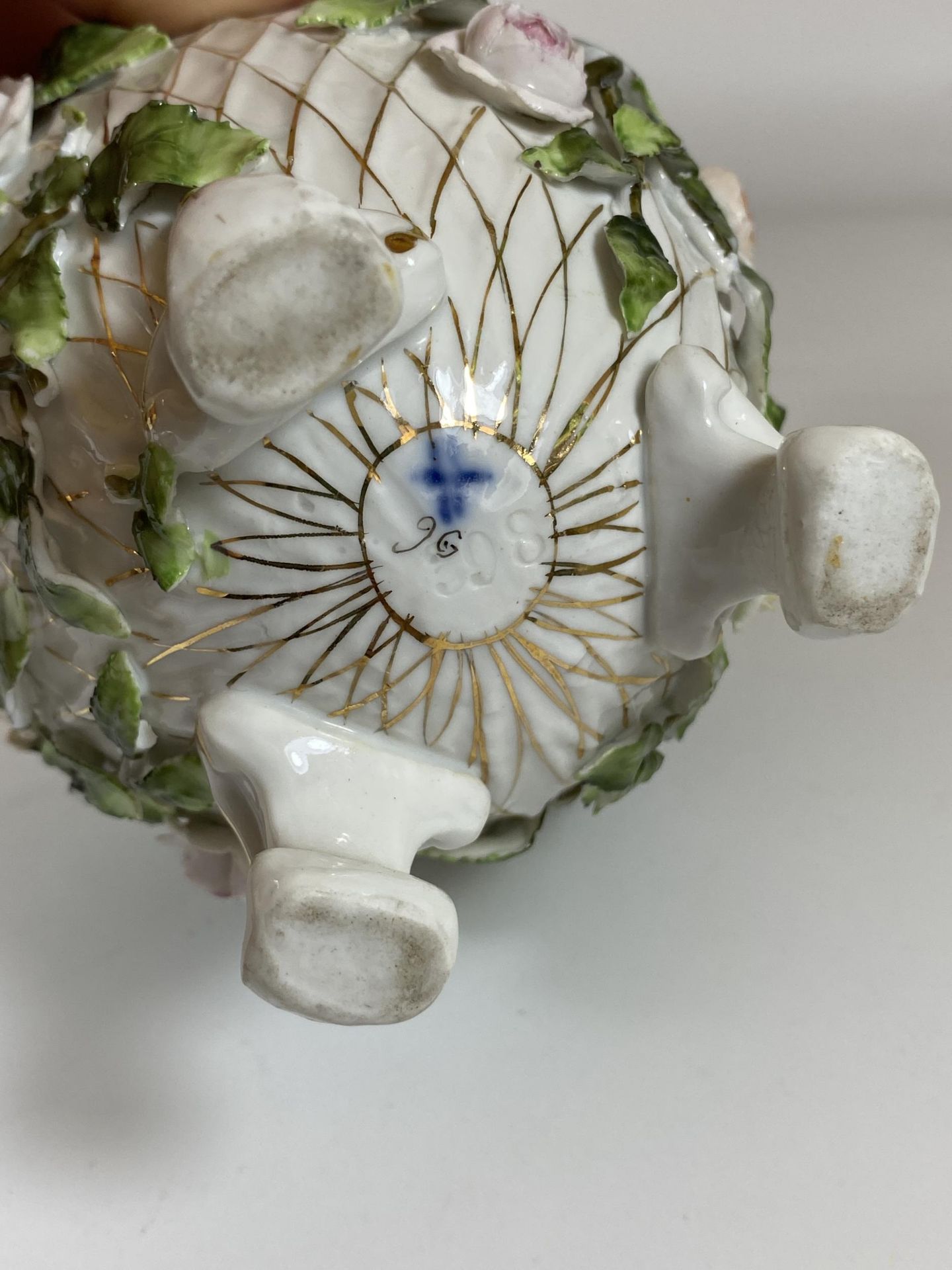 A SITZENDORF CONTINENTAL HARD PASTE PORCELAIN FLORAL POT / VASE WITH BLUE CROSS MARK TO BASE, HEIGHT - Image 5 of 6