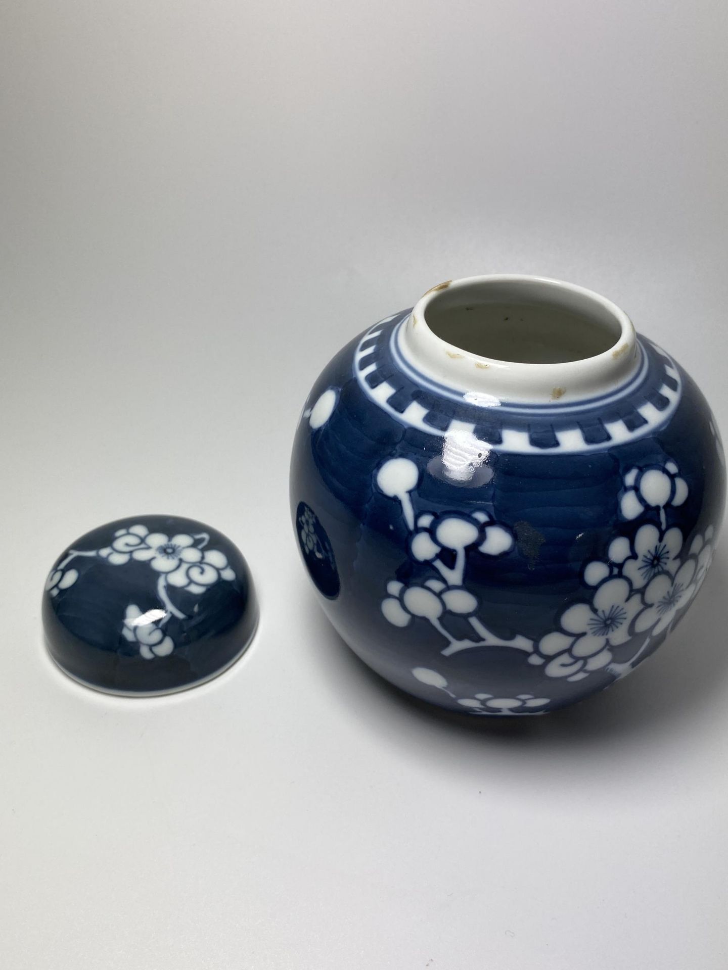 A CHINESE PRUNUS BLOSSOM PATTERN GINGER JAR, DOUBLE RING MARK TO BASE, HEIGHT 13CM - Image 4 of 6