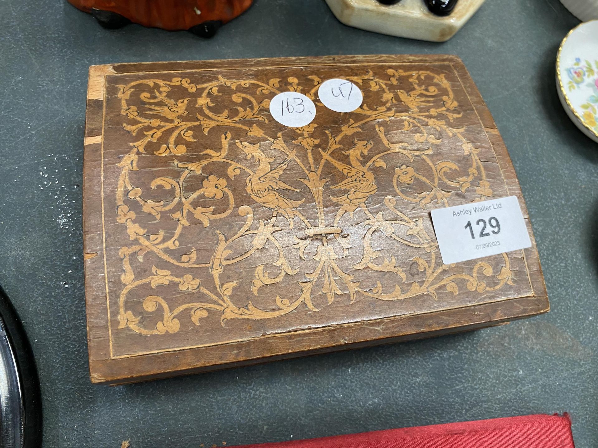 AN INLAID BOX CONTAINING A QUANTITY OF COSTUME JEWELLERY TO INCLUDE BROOCHES AND WATCHES - Image 2 of 2