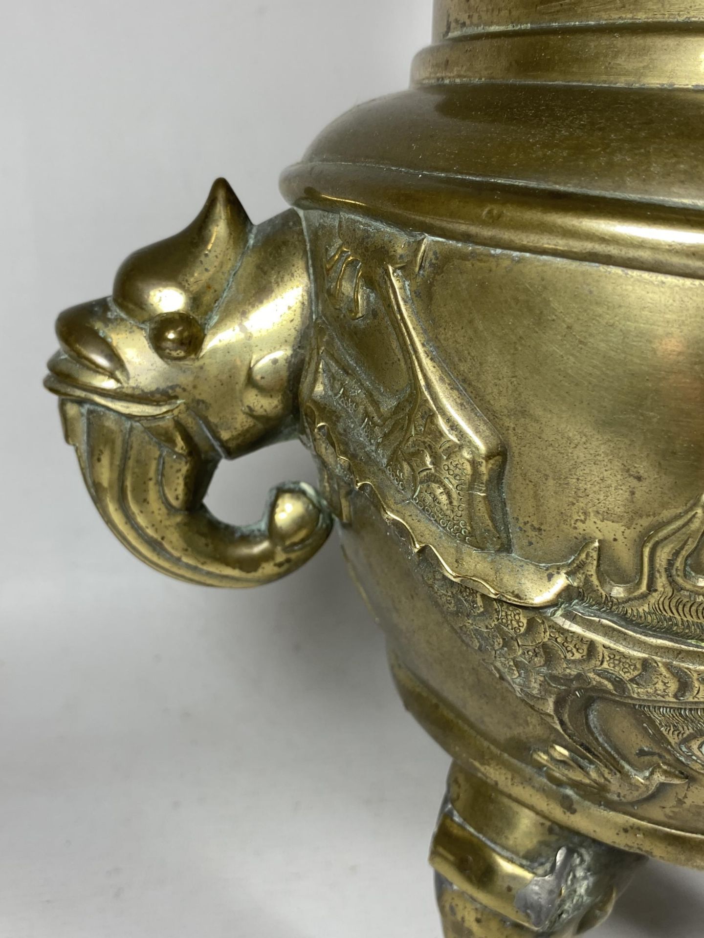 A LARGE CHINESE TWIN HANDLED BRASS LIDDED TEMPLE JAR, WITH DRAGONS CHASING THE FLAMING PEARL - Image 4 of 8