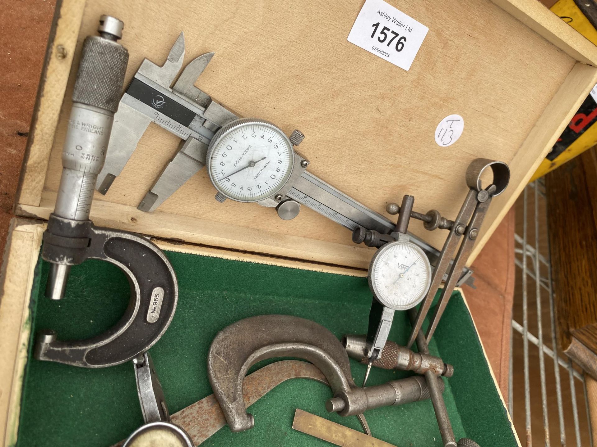 AN ASSORTMENT OF ENGINEERS TOOLS TO INCLUDE MICROMETERS AND CALIPERS ETC - Image 2 of 4