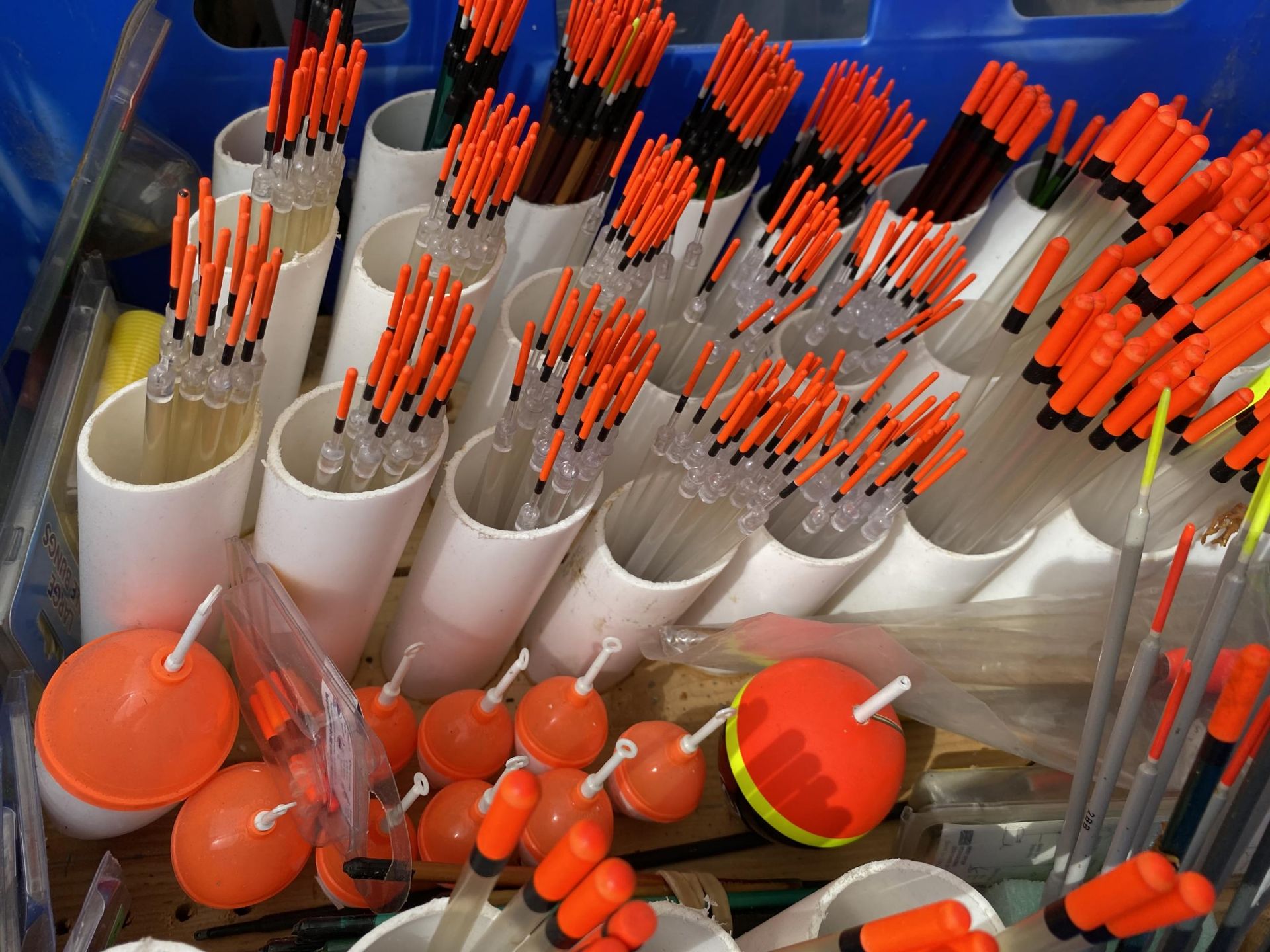 A LARGE ASSORTMENT OF VARIOUS FISHING FLOATS (FROM A TACKLE SHOP CLEARANCE) - Bild 2 aus 3