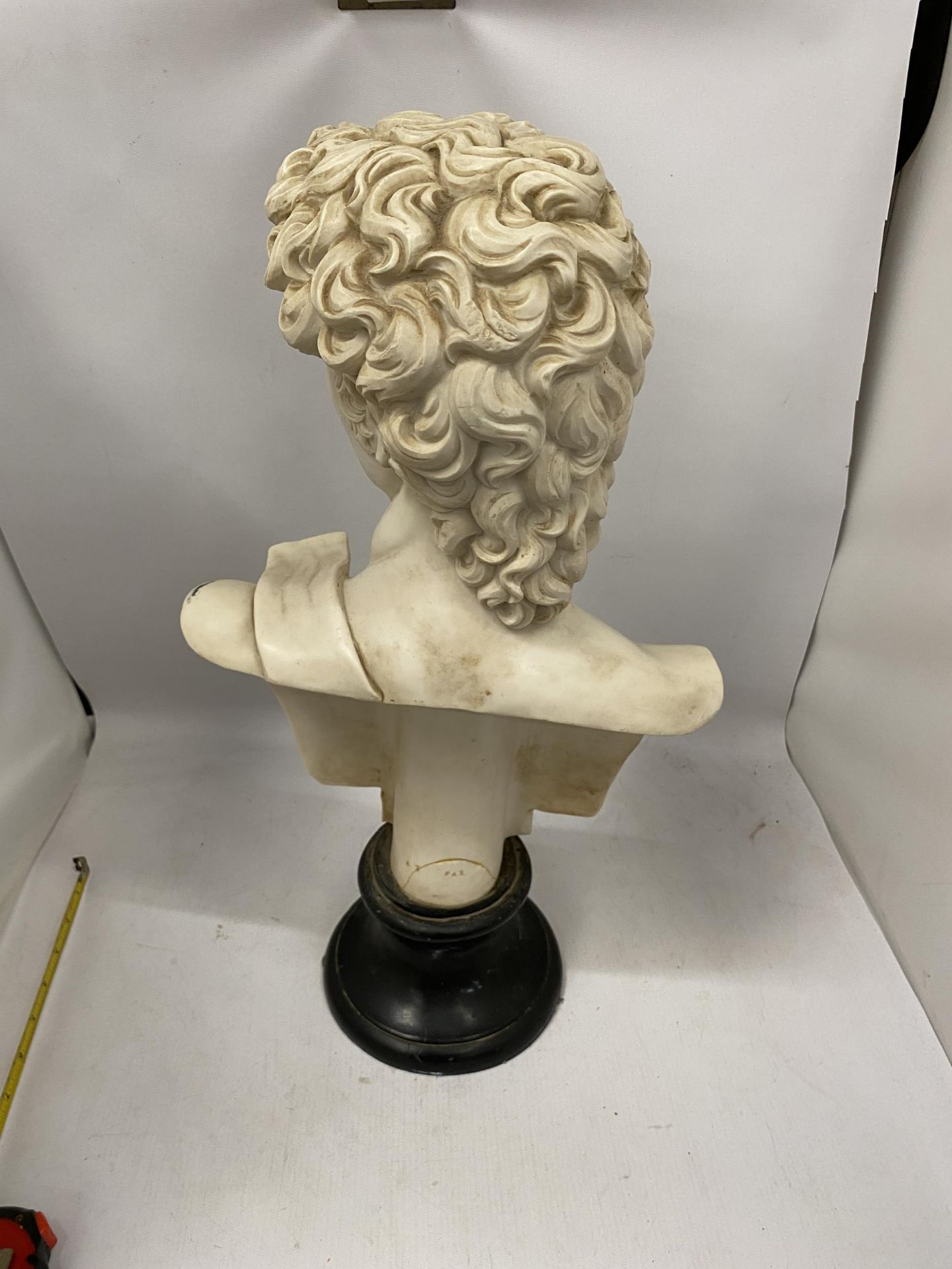 A LARGE DECORATIVE HEAVY RESIN BUST OF DAVID, HEIGHT 53CM - Image 4 of 5