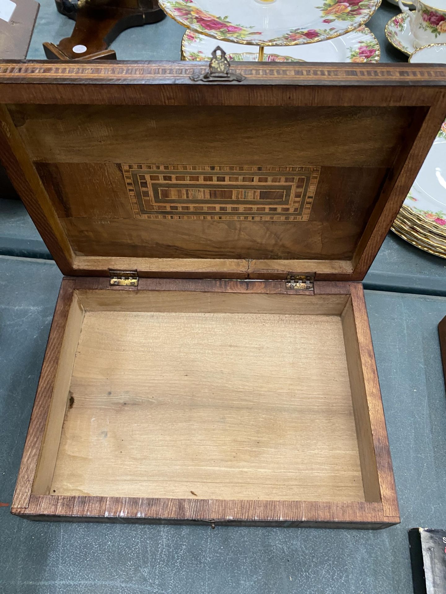 A 1920'S MOROCCAN INLAID JEWELLERY BOX - Image 2 of 2