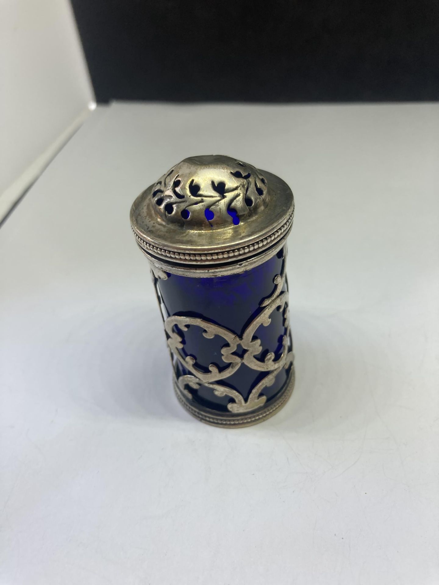 A SILVER BLUE GLASS LINER POT - Image 2 of 4