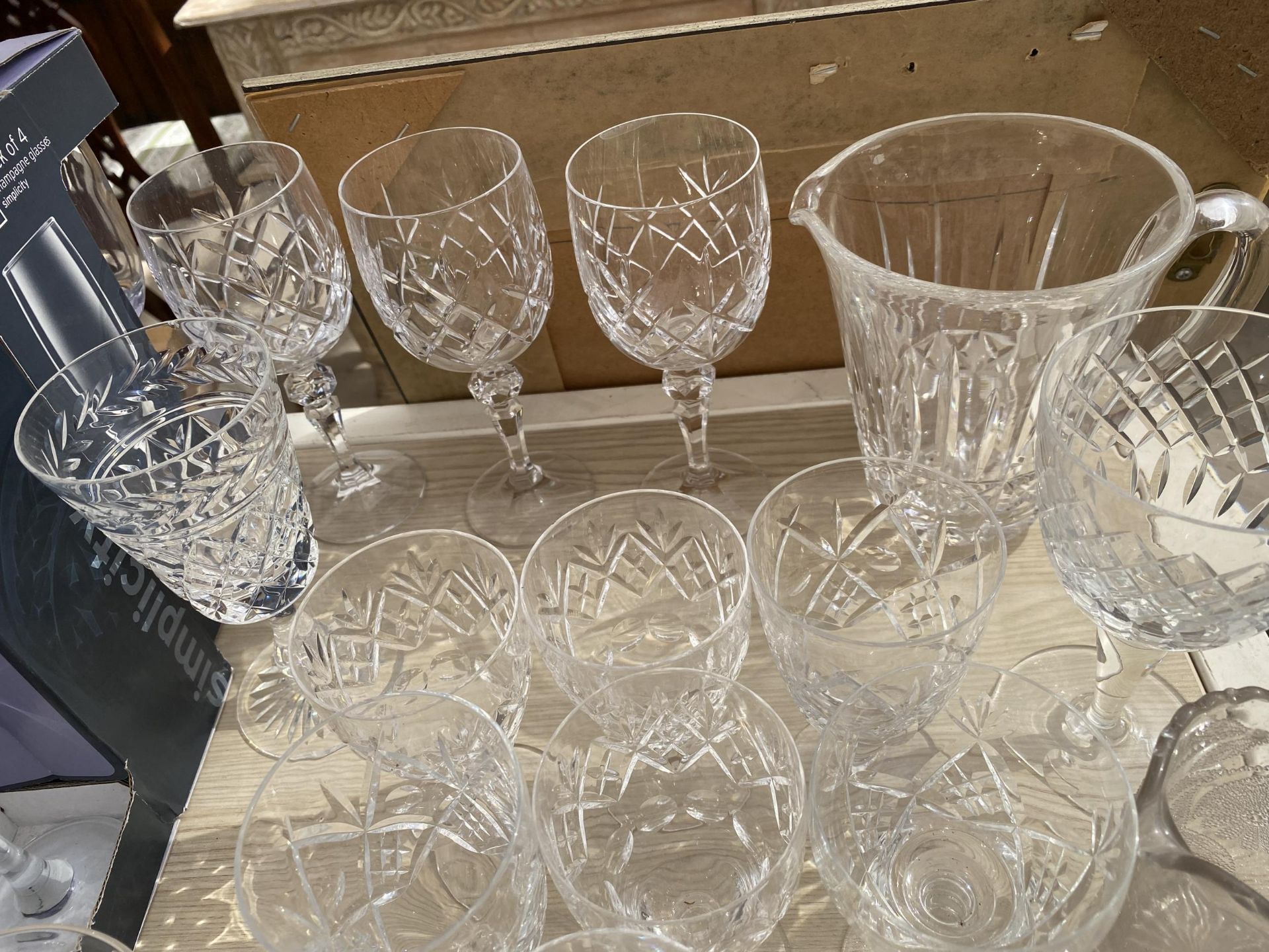A LARGE QUANTITY OF ASSORTED GLASS WARE TO INCLUDE CHAMPAGNE FLUTES, WHISKET TUMBLERS AND WINE - Image 6 of 8
