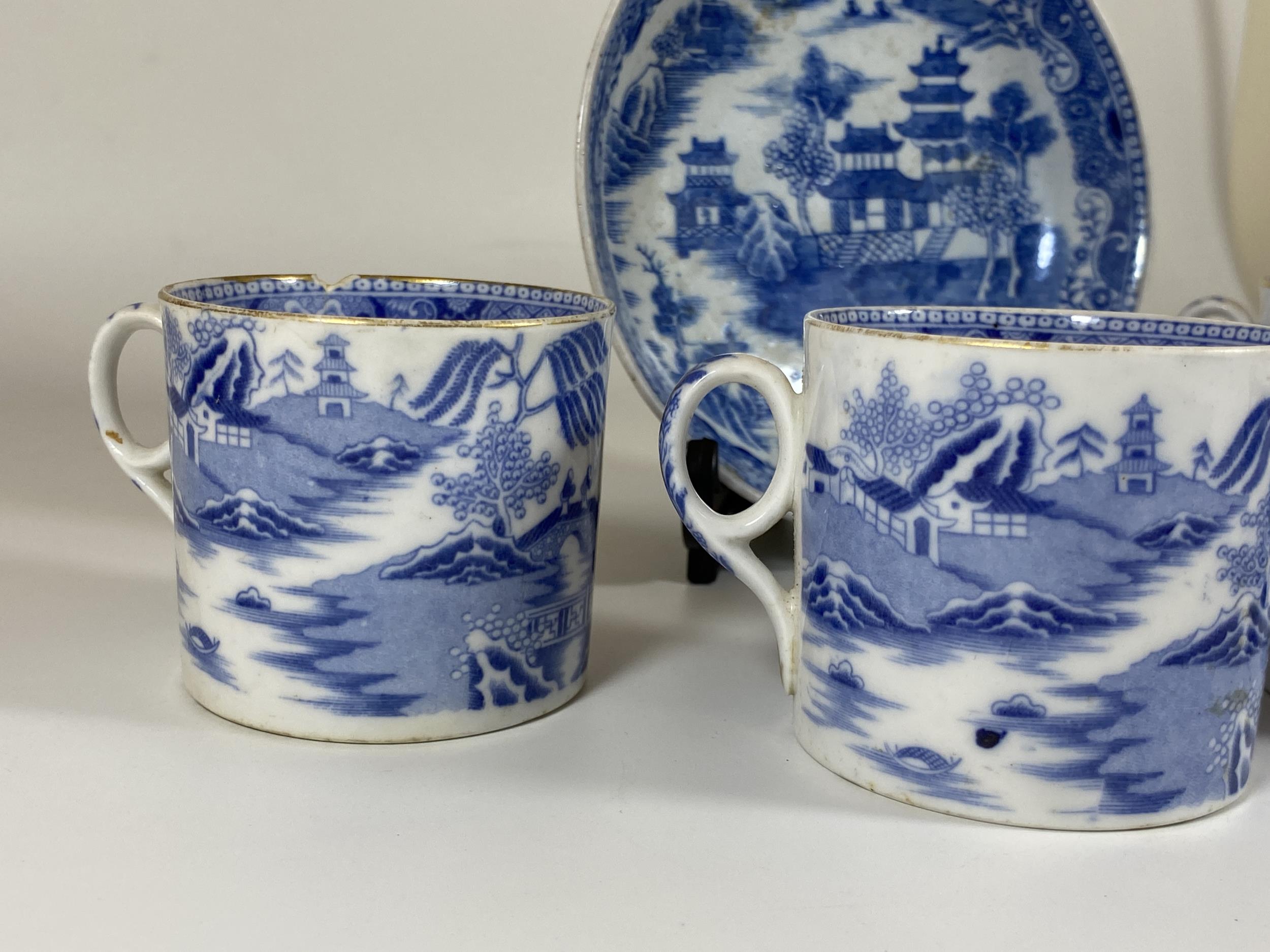 A SET OF FOUR 19TH CENTURY CHINESE QING EXPORT PORCELAIN BLUE AND WHITE CUPS TIGETHER WITH A 19TH - Image 2 of 4