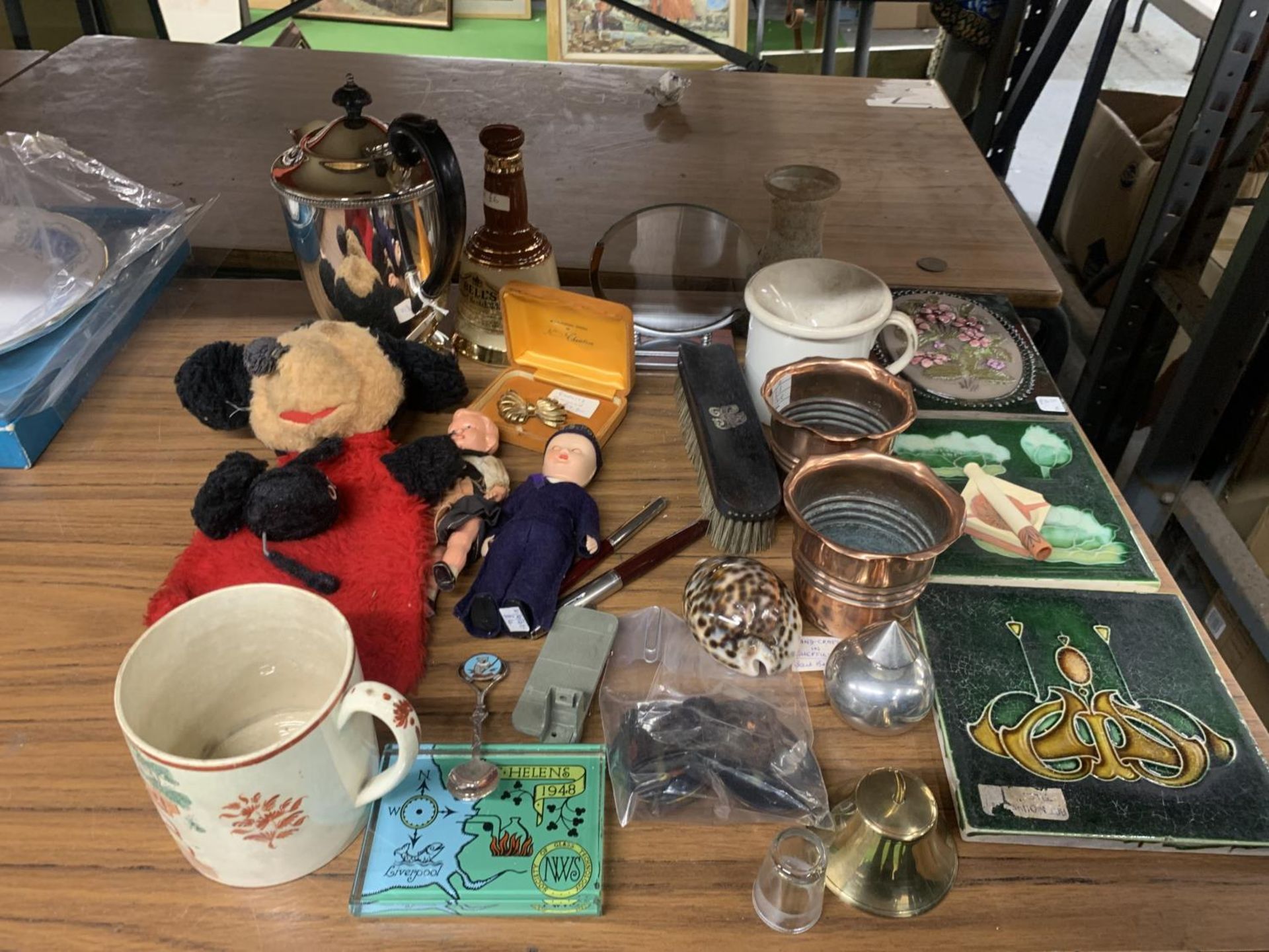 A MIXED LOT TO INCLUDE VINTAGE DOLLS, TILES, VINTAGE BUCKLES, A BROOCH, PENS, POTS, ETC