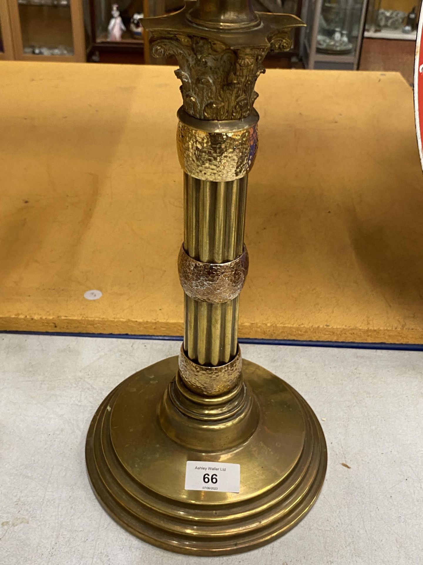 A VINTAGE BRASS CORINTHIAN COLUMN OIL LAMP WITH MILK GLASS RESERVOIR, HEIGHT 77CM - Image 3 of 4