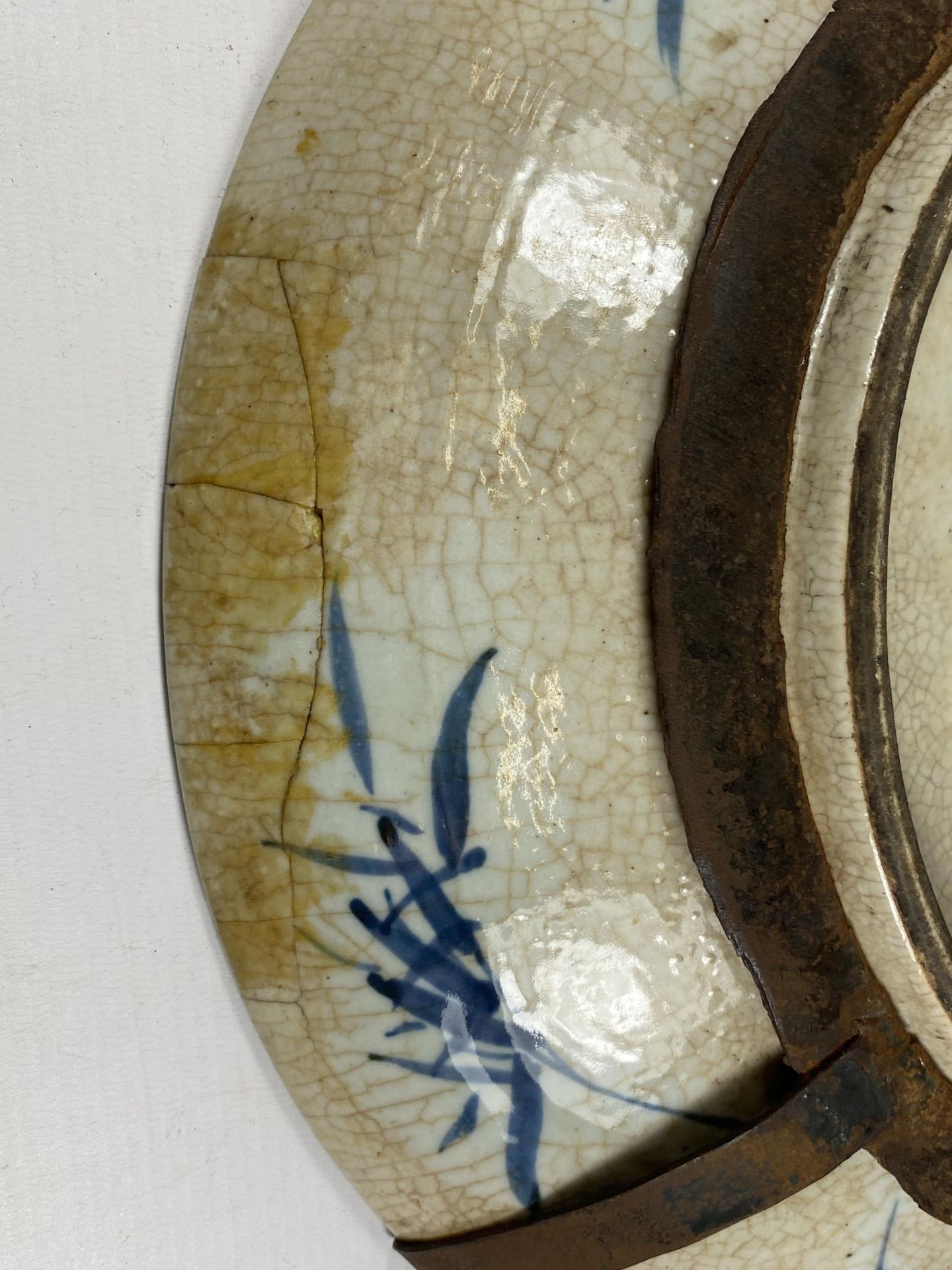 A LARGE CHINESE CRACKLE GLAZE BLUE AND WHITE FLORAL CHARGER, A/F, DIAMETER 39CM - Bild 4 aus 6