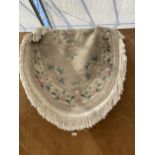 A CREAM PATTERNED OVAL KAYAM FRINGED RUG