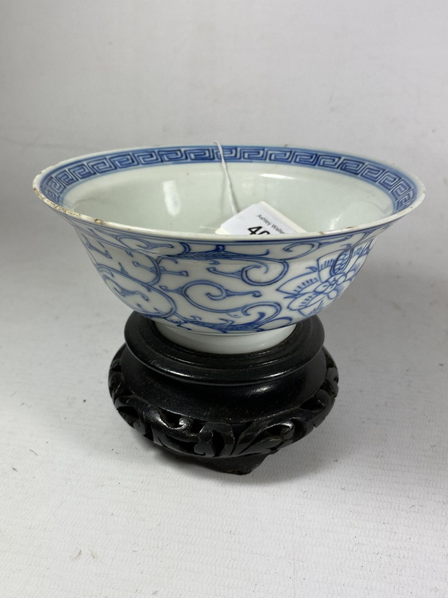 A MID-LATE 19TH CENTURY CHINESE QING TONGZHI PERIOD (1862-1874) BLUE & WHITE PORCELAIN BOWL ON - Image 3 of 6