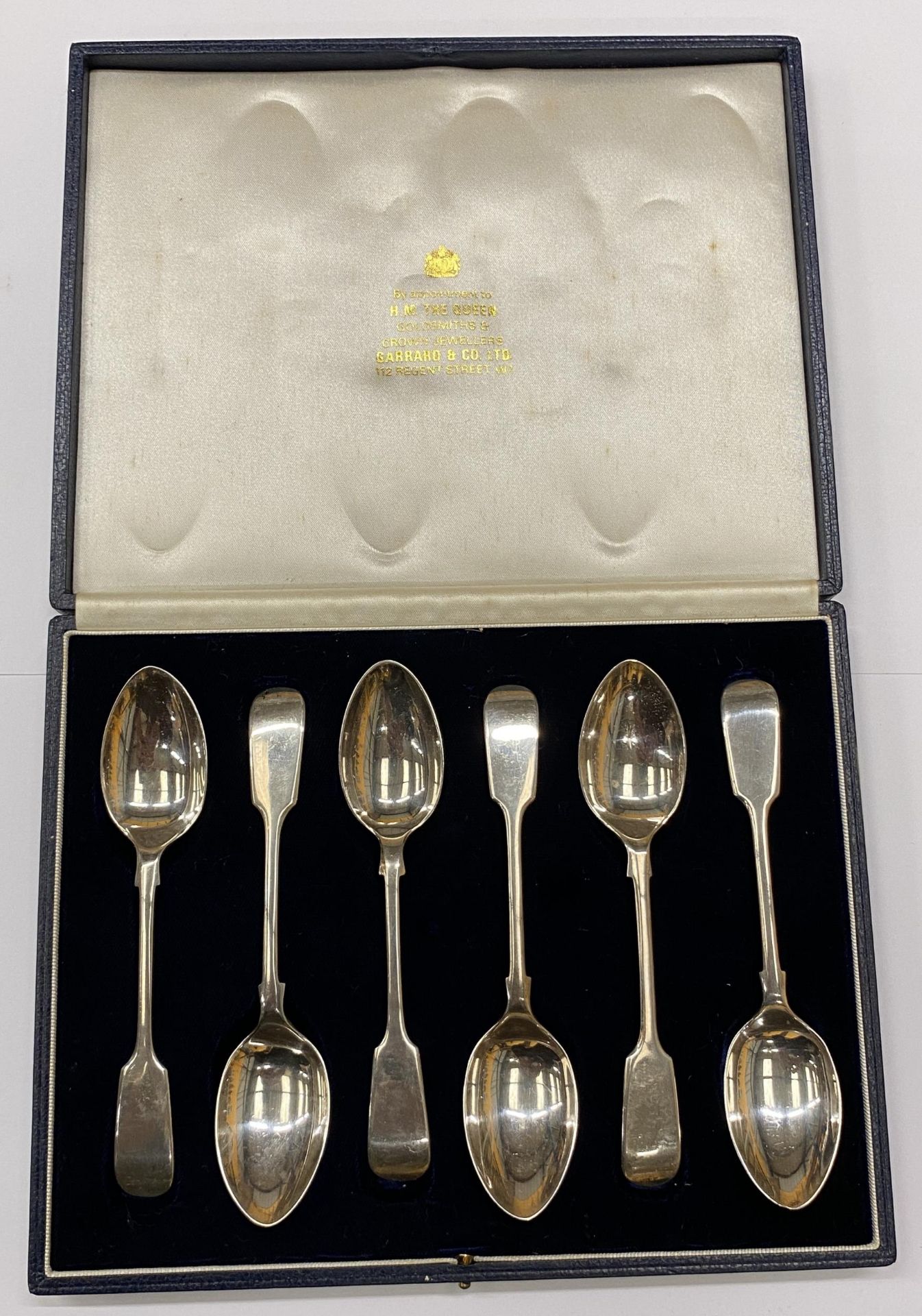 A CASED SET OF SIX HALLMARKED WALKER & HALL TEASPOONS, TOTAL WEIGHT 117G