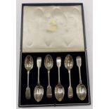 A CASED SET OF SIX HALLMARKED WALKER & HALL TEASPOONS, TOTAL WEIGHT 117G