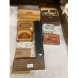 A MIXED LOT TO INCLUDE TREEN BOXES, A WOOD AND BRASS CRIBBAGE BOARD, GENTLEMAN'S GROOMING KIT, SLIDE