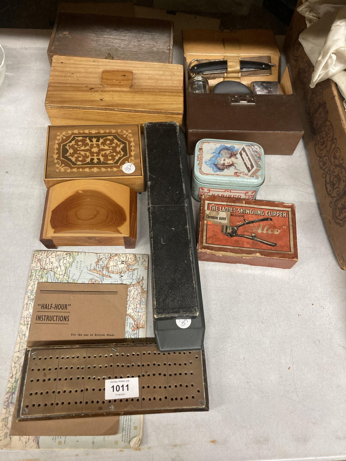 A MIXED LOT TO INCLUDE TREEN BOXES, A WOOD AND BRASS CRIBBAGE BOARD, GENTLEMAN'S GROOMING KIT, SLIDE