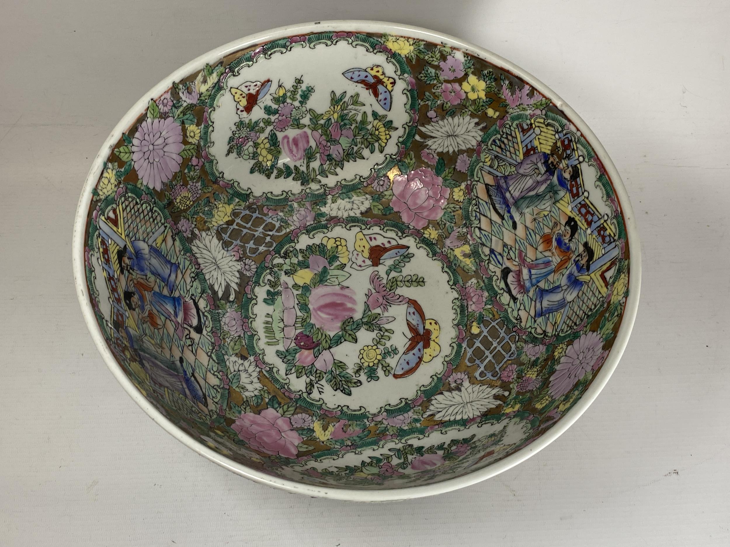 A LARGE CHINESE CANTON FAMILLE ROSE PUNCH BOWL DECORATED WITH ENAMELLED FIGURAL DESIGN ON A TURNED - Bild 2 aus 7