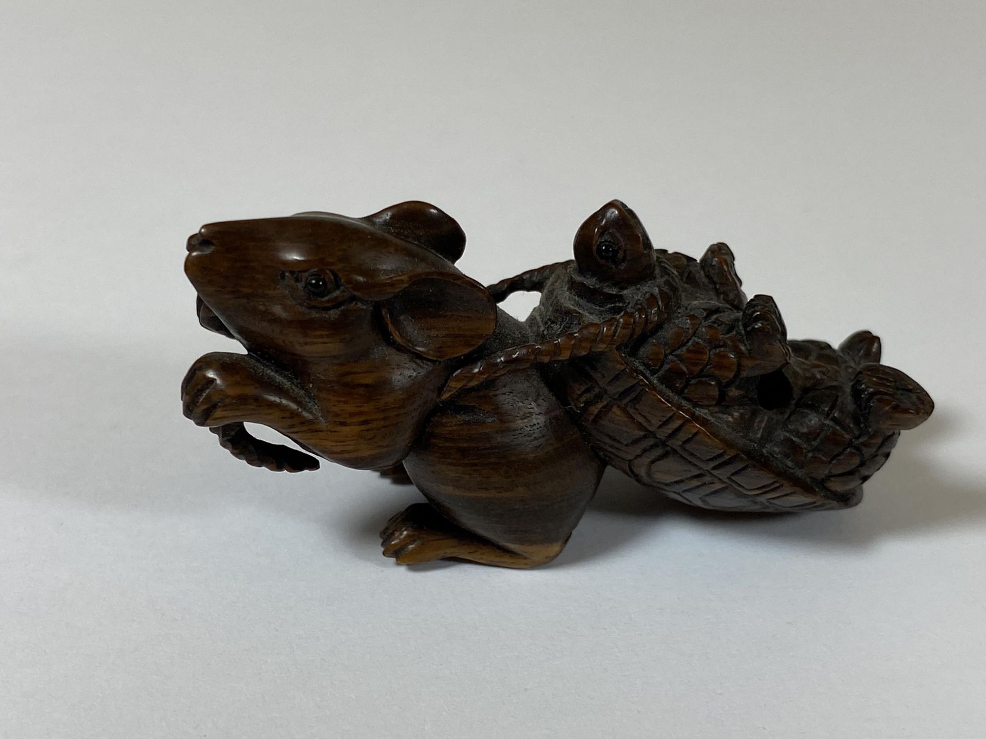 AN ORIENTAL NETSUKE OF A MOUSE DRAGGING A TURTLE, UNSIGNED, LENGTH 5.5CM - Bild 2 aus 4