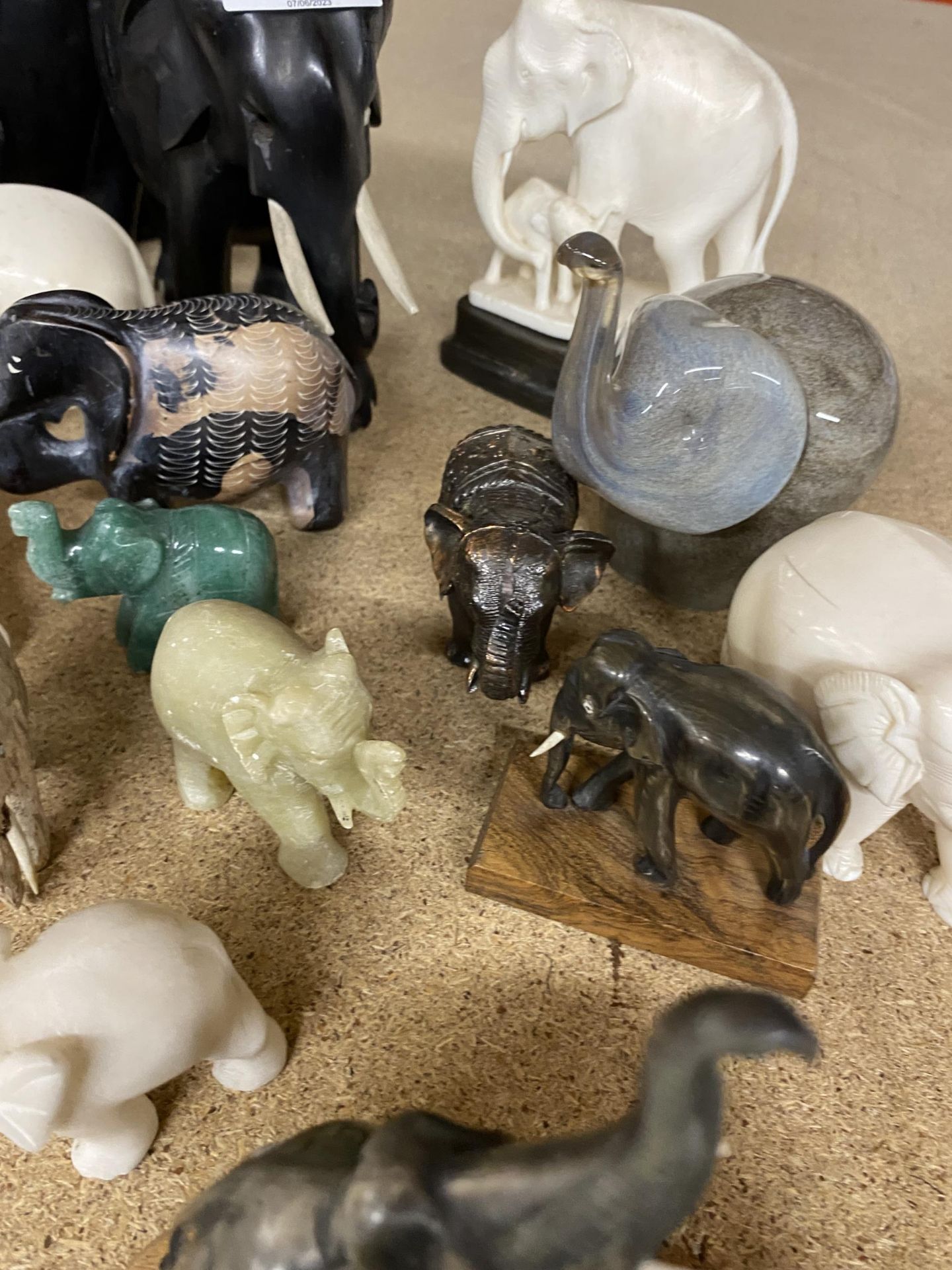 A COLLECTION OF ELEPHANTS TO INCLUDE EBONY AND HARDSTONE EXAMPLES ETC - Image 3 of 3