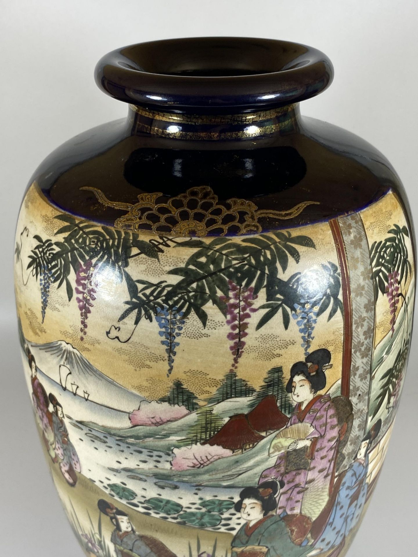 A LARGE JAPANESE HAND PAINTED MEIJI PERIOD VASE, WITH PANELLED DESIGN DEPICTING FIGURES BY A - Image 2 of 6
