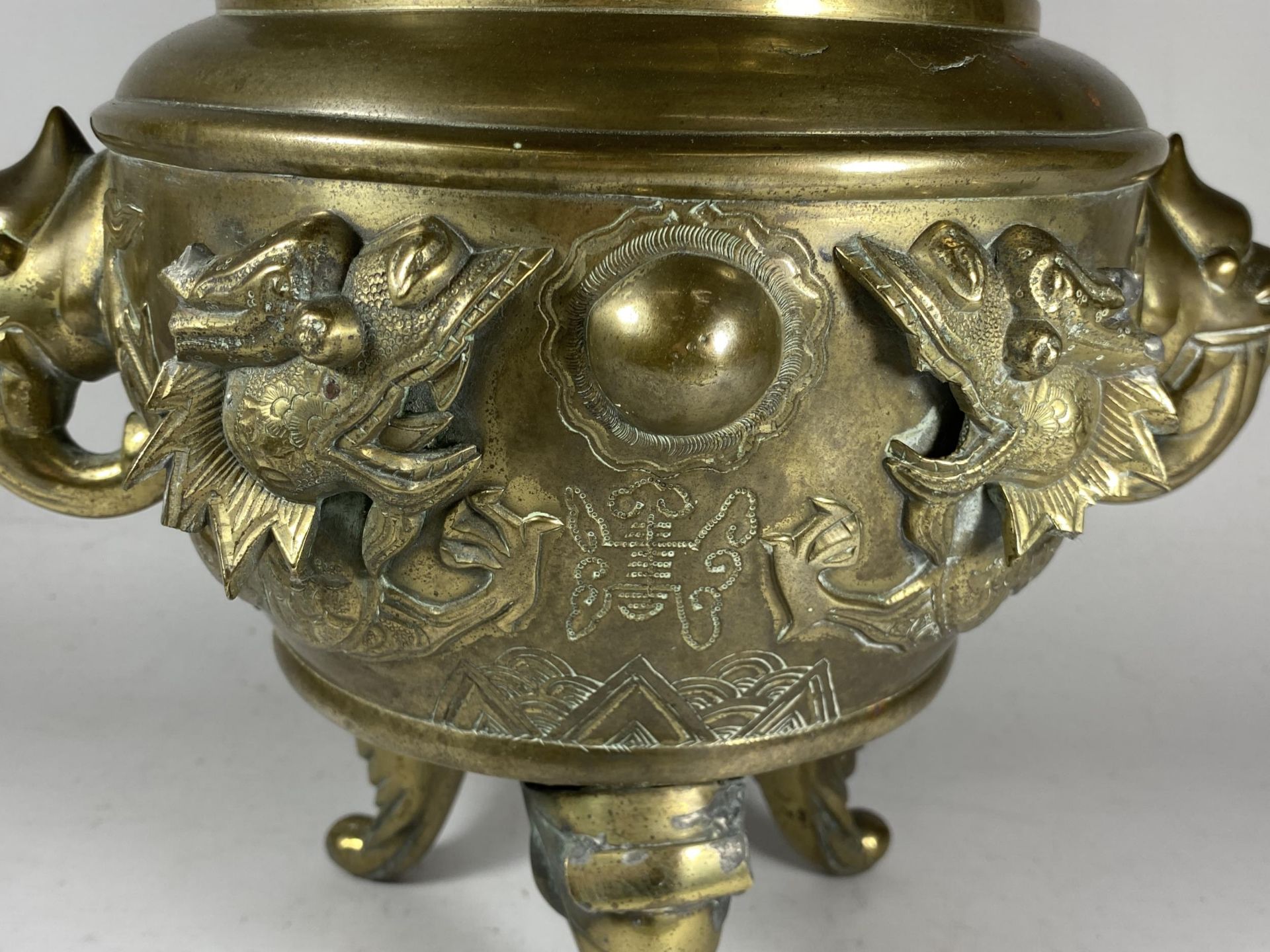 A LARGE CHINESE TWIN HANDLED BRASS LIDDED TEMPLE JAR, WITH DRAGONS CHASING THE FLAMING PEARL - Image 7 of 8