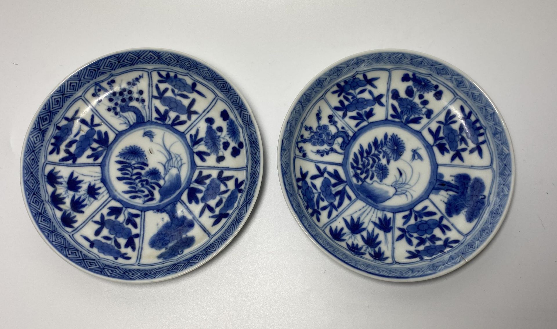 A PAIR OF KANGXI PERIOD (1661-1722) CHINESE BLUE AND WHITE PORCELAIN PLATES, ARTEMESIA LEAF MARK