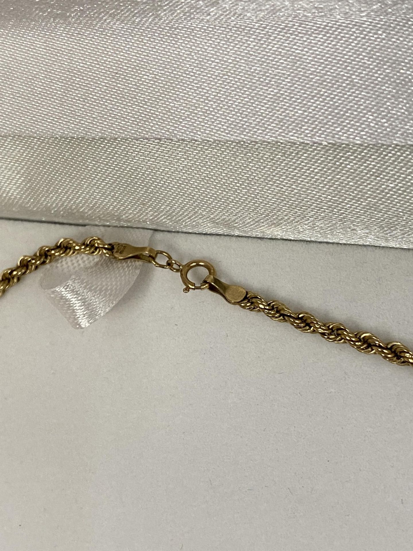 A BOXED 9CT YELLOW GOLD NECKLACE WITH PEARL STONE - Bild 3 aus 3