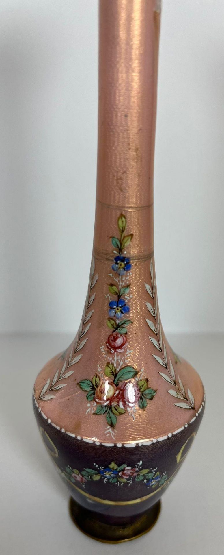 A EUROPEAN PINK & PURPLE ENAMEL DESIGN VASE DECORATED WITH FLORAL SWAG DESIGN, HEIGHT 15.5CM - Image 4 of 5