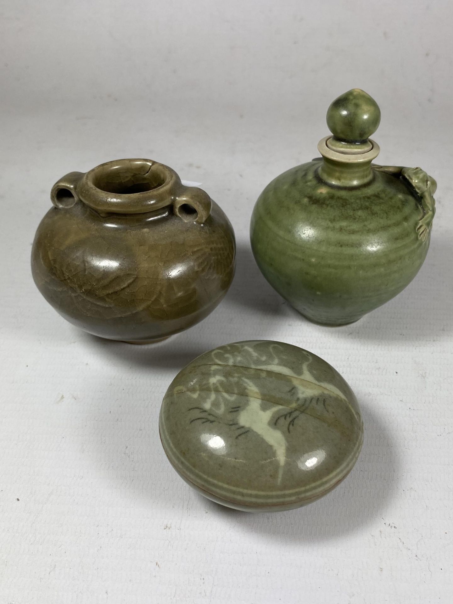 A GROUP OF THREE CHINESE CELADON PORCELAIN ITEMS, SCENT BOTTLE WITH FROG DESIGN, LIDDED POT AND - Image 2 of 4