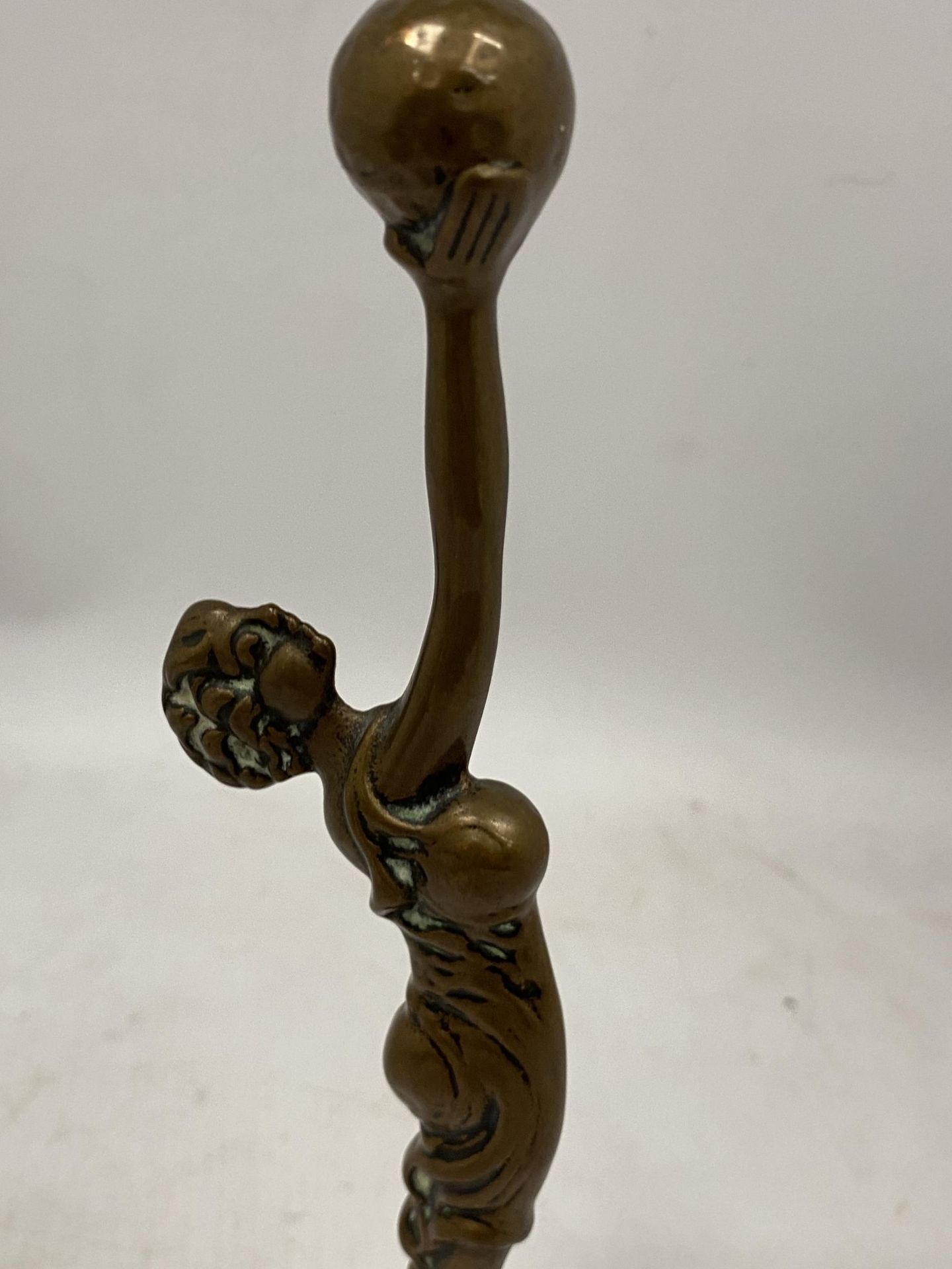 AN ART DECO BRASS FIGURE OF A LADY HOLDING A BALL, HEIGHT 24.5CM - Image 2 of 3