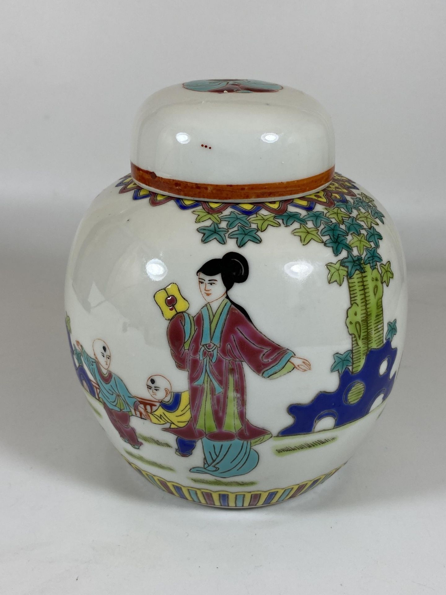 A REPUBLIC PERIOD CHINESE LIDDED GINGER JAR WITH ORIGINAL CORK SEAL, HEIGHT 11CM