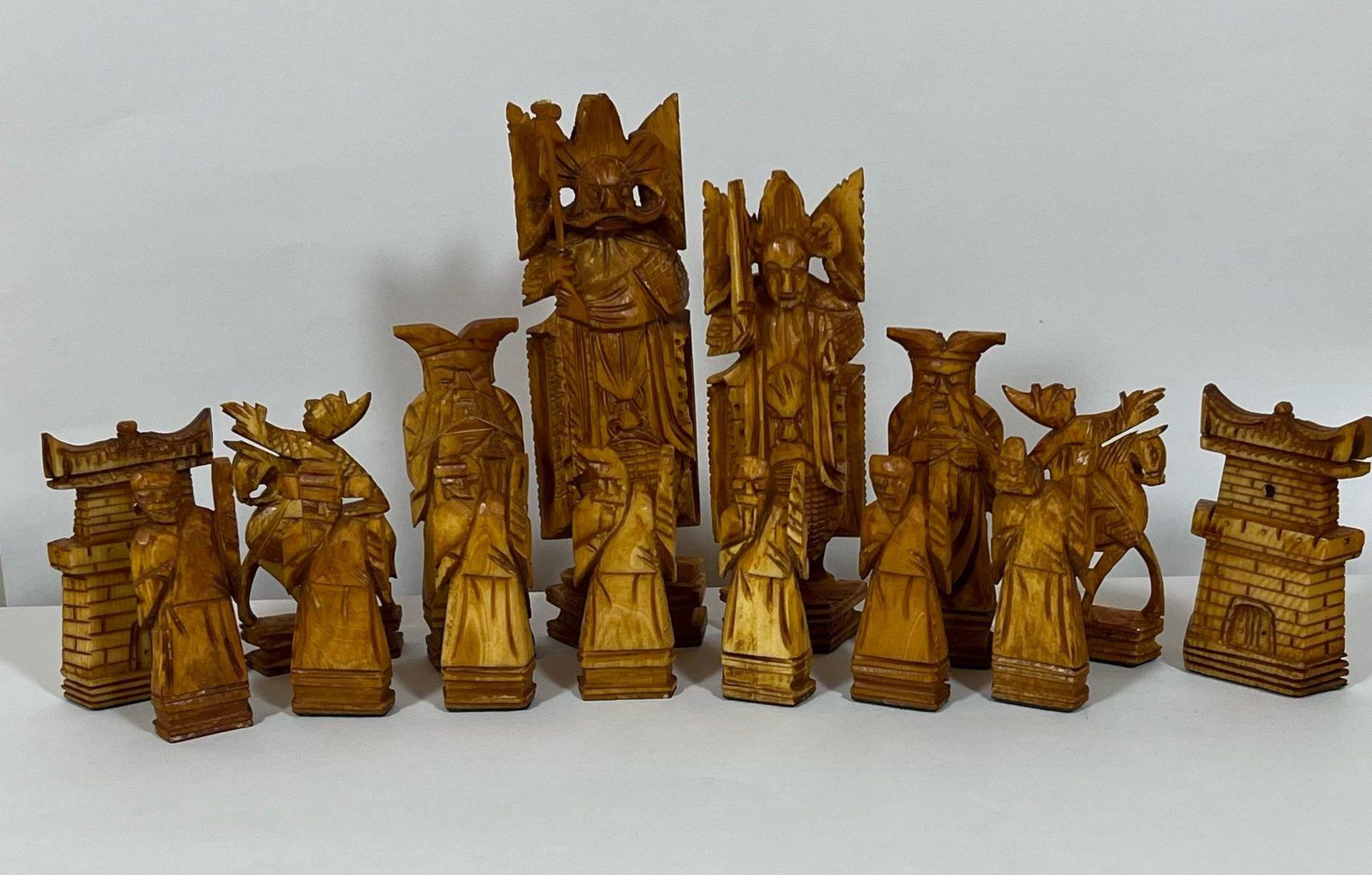 AN ORIENTAL STAINED BONE CHESS SET (ONE PAWN MISSING) - Image 4 of 6