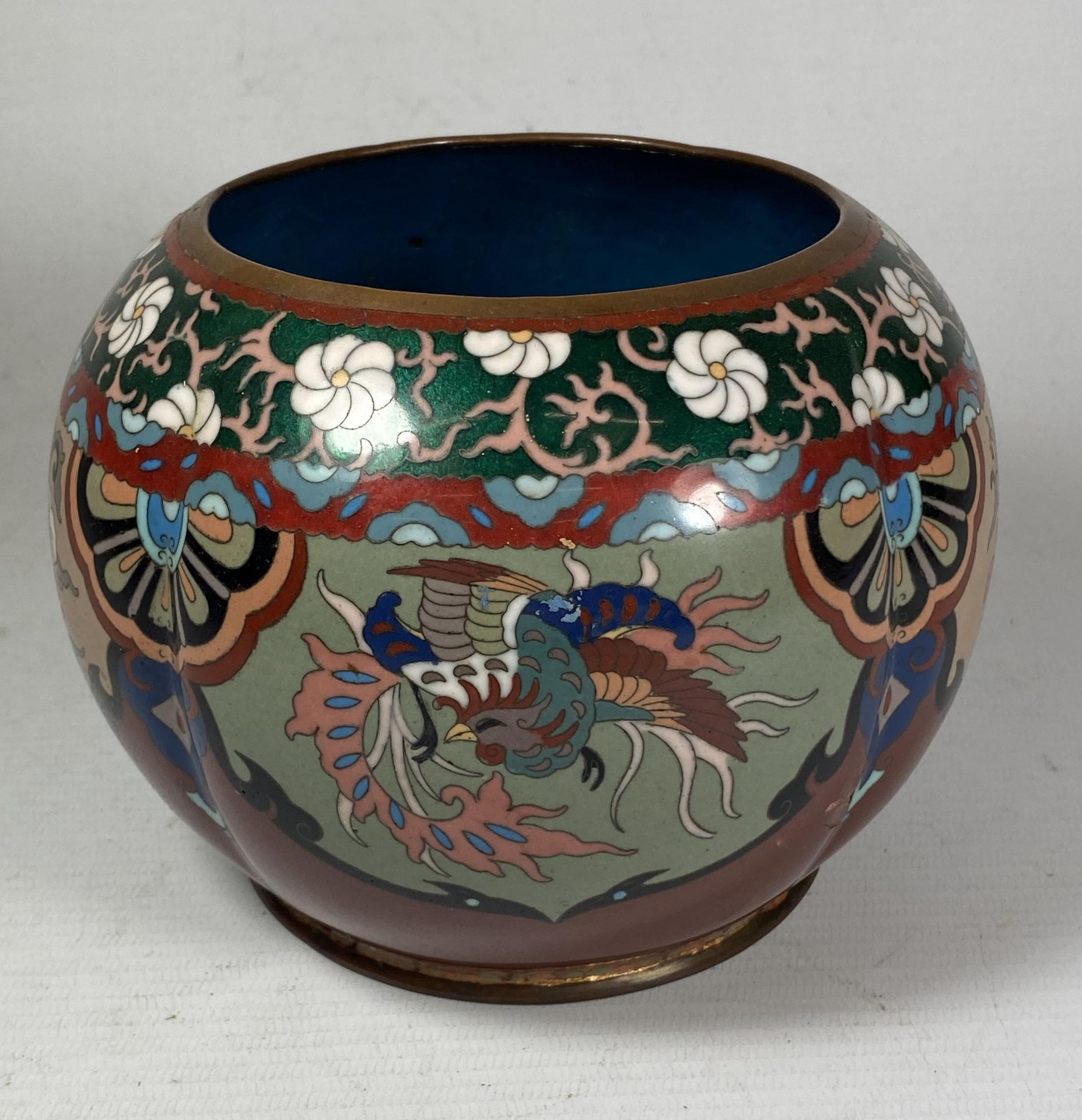 AN EARLY 20TH CENTURY CHINESE CLOISONNE POT WITH FLORAL DESIGN PANEL DESIGN, HEIGHT 12CM