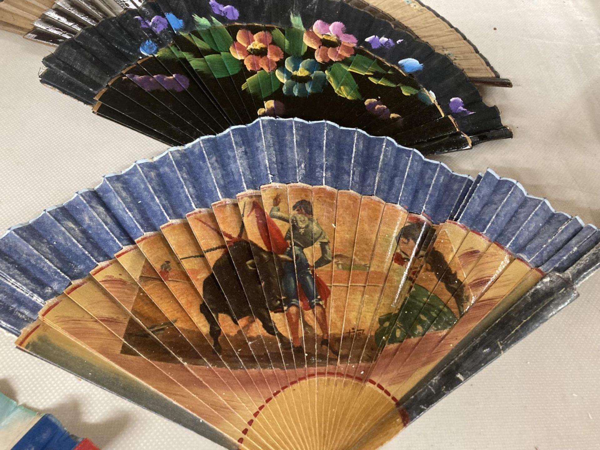 A COLLECTION OF VINTAGE FANS - 5 IN TOTAL - Image 3 of 4