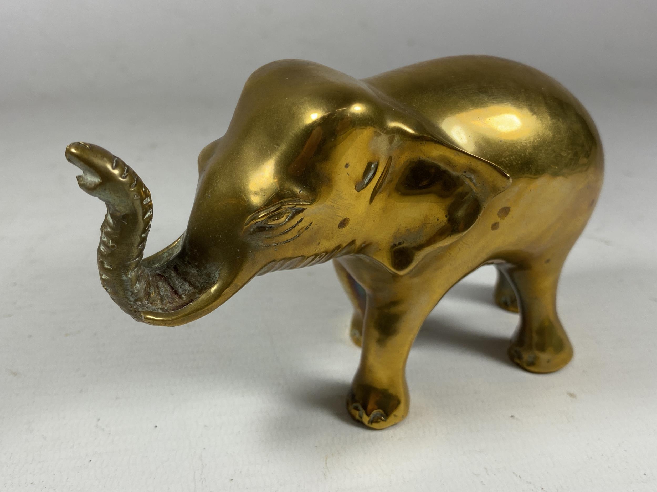 A VINTAGE ORIENTAL SOLID BRASS MODEL OF AN ELEPHANT, HEIGHT 9CM