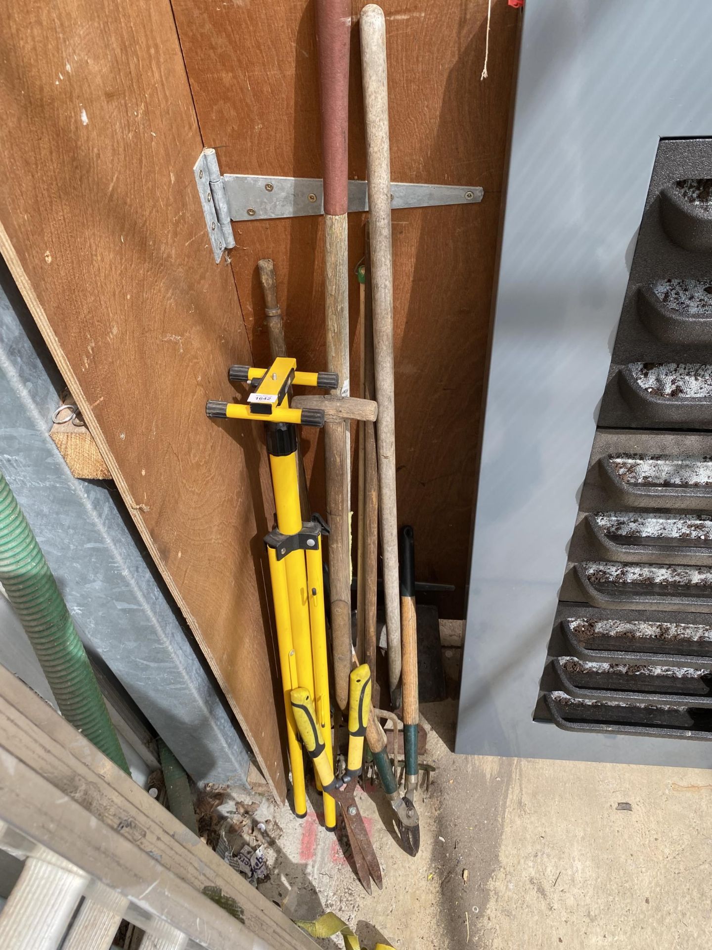 AN ASSORTMENT OF GARDEN TOOLS TO INCLUDE A FORK AND SHOVELS ETC