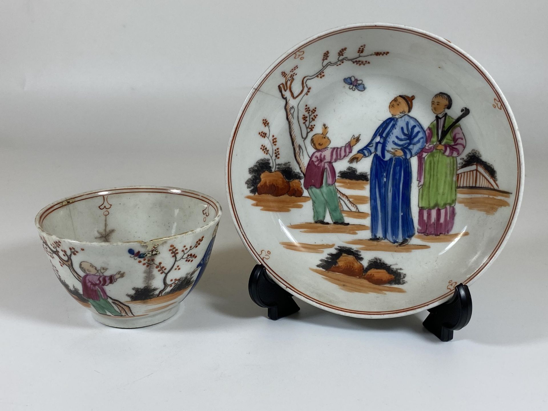 AN 18TH CENTURY PORCELAIN TEA BOWL AND SAUCER WITH ORIENTAL FIGURES DESIGN, SAUCER DIAMETER 13CM