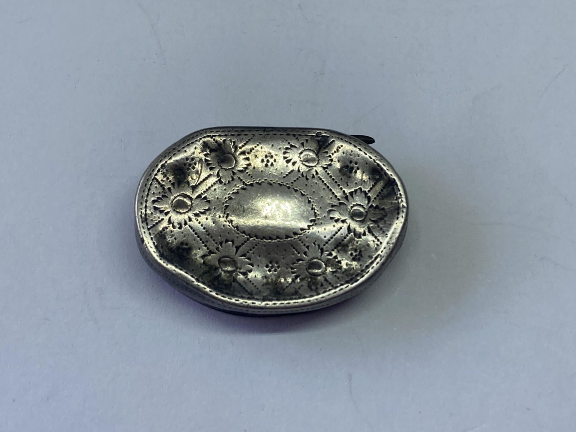 A GEORGIAN SILVER PILL BOX