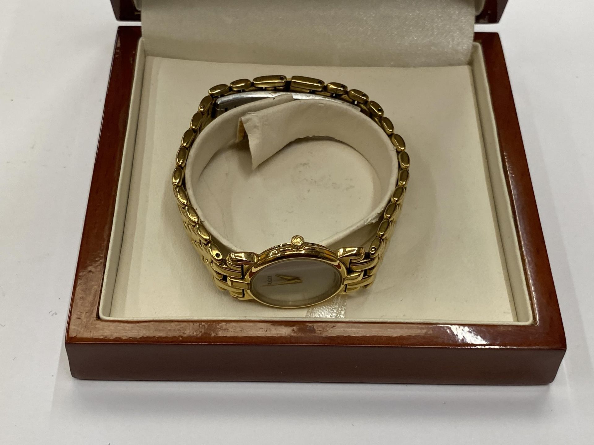 A GUCCI WRIST WATCH IN A PRESENTATION BOX