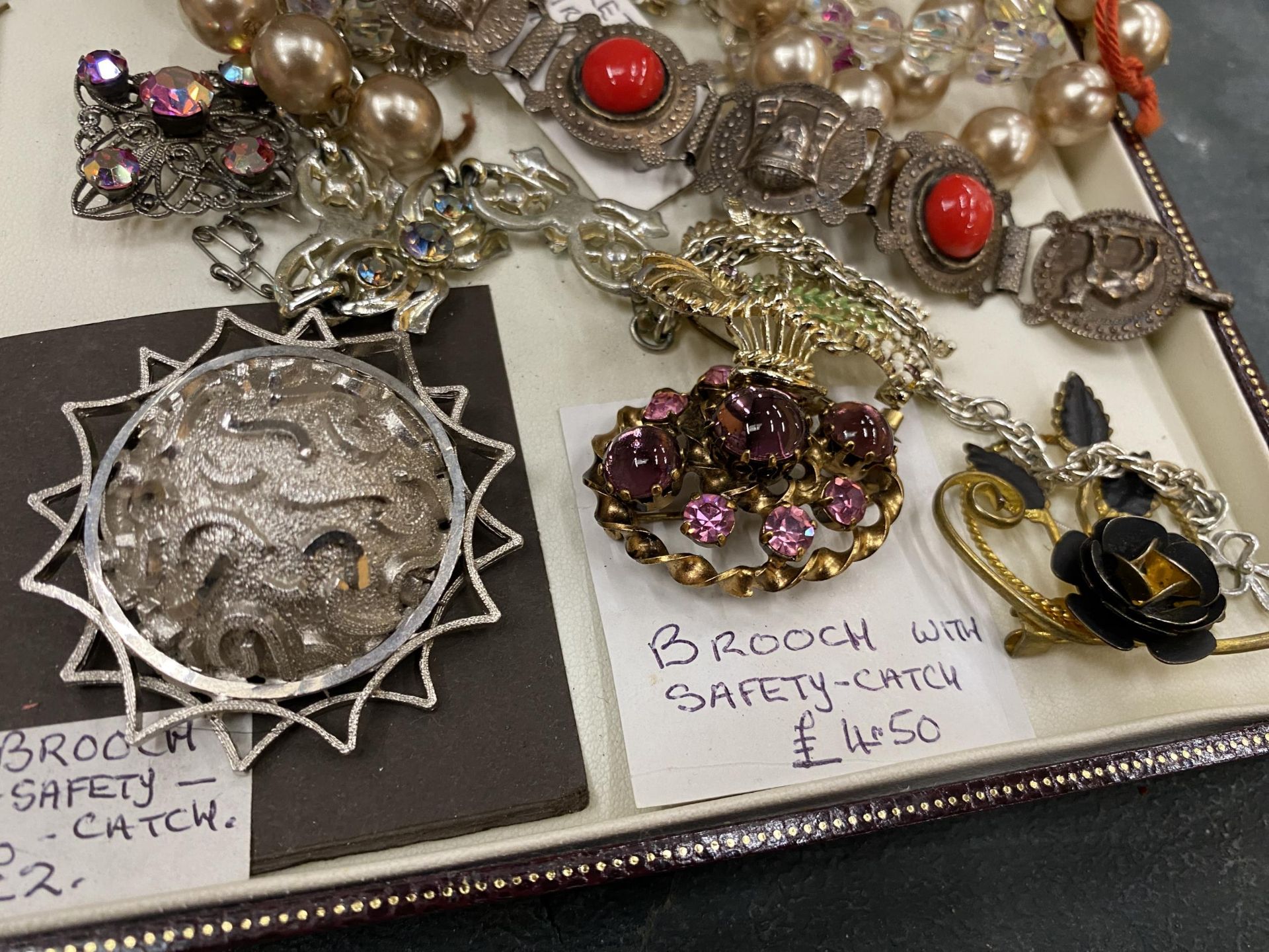A QUANTITY OF VINTAGE COSTUME JEWELLERY TO INCLUDE BROOCHES, BRACELETS AND NECKLACES - Image 2 of 2