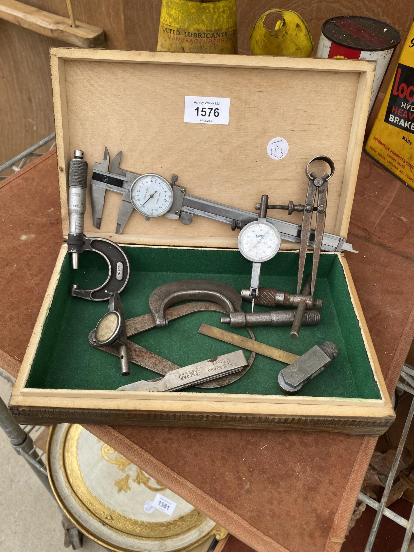 AN ASSORTMENT OF ENGINEERS TOOLS TO INCLUDE MICROMETERS AND CALIPERS ETC