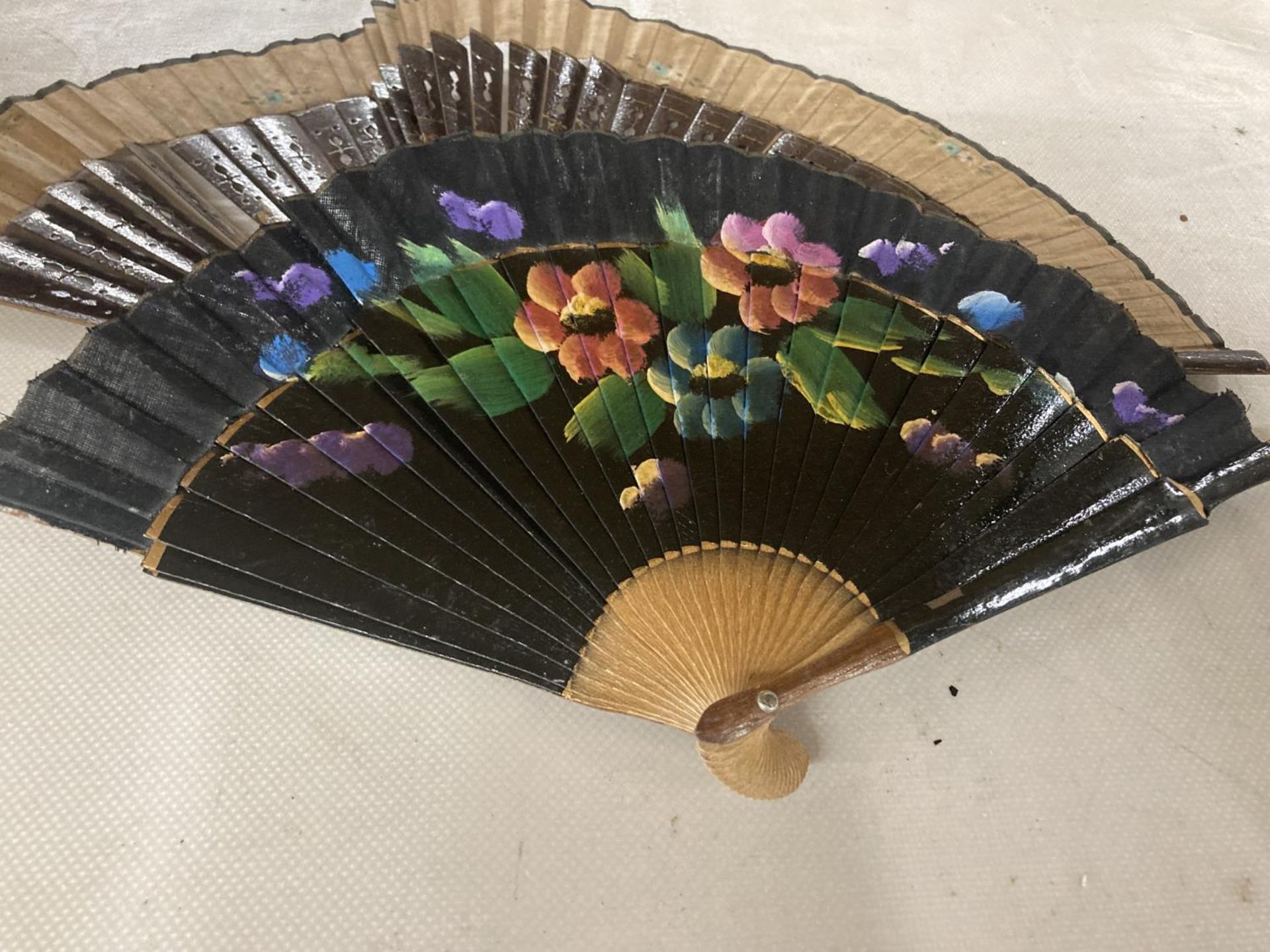 A COLLECTION OF VINTAGE FANS - 5 IN TOTAL - Image 4 of 4