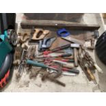 AN ASSORTMENT OF HAND TOOLS TO INCLUDE WOOD PLANES, SAWS AND BOLT CUTTERS ETC