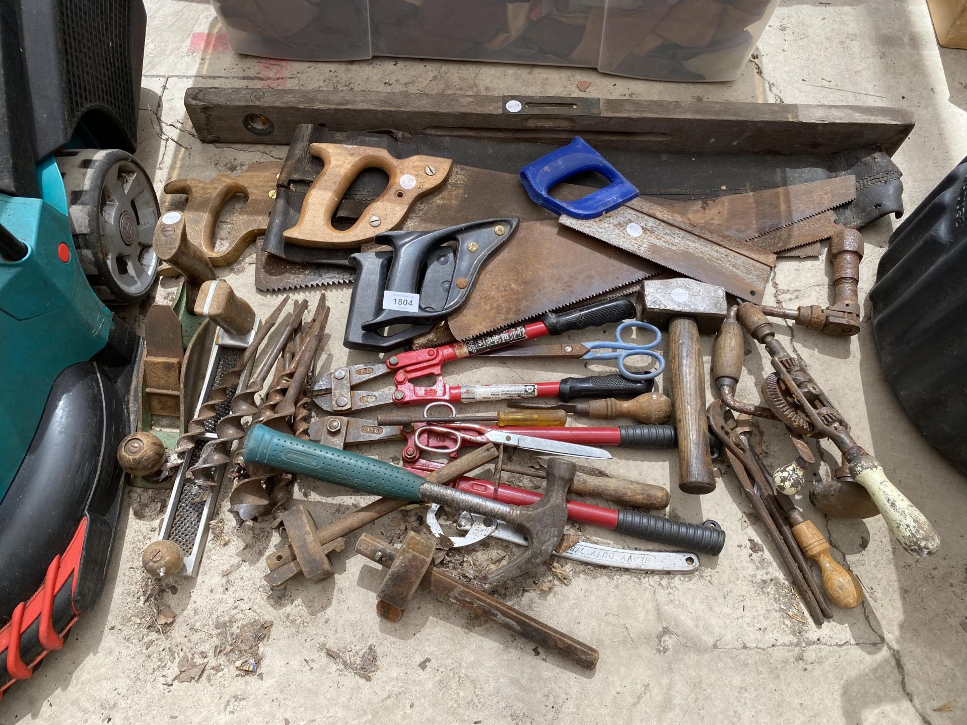 AN ASSORTMENT OF HAND TOOLS TO INCLUDE WOOD PLANES, SAWS AND BOLT CUTTERS ETC