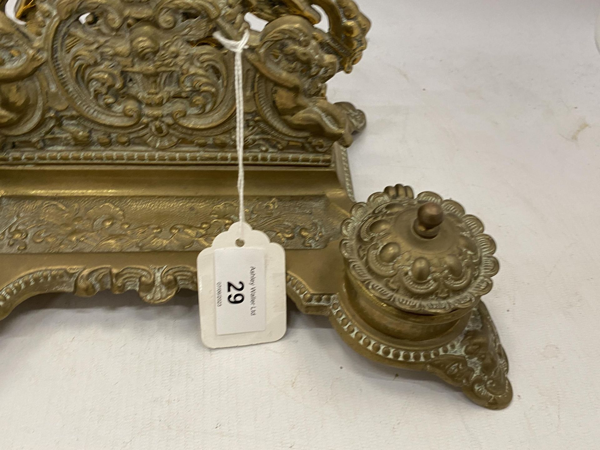 A VINTAGE BRASS DESK SET INCLUDING INKWELLS AND A LETTER RACK - Image 4 of 5