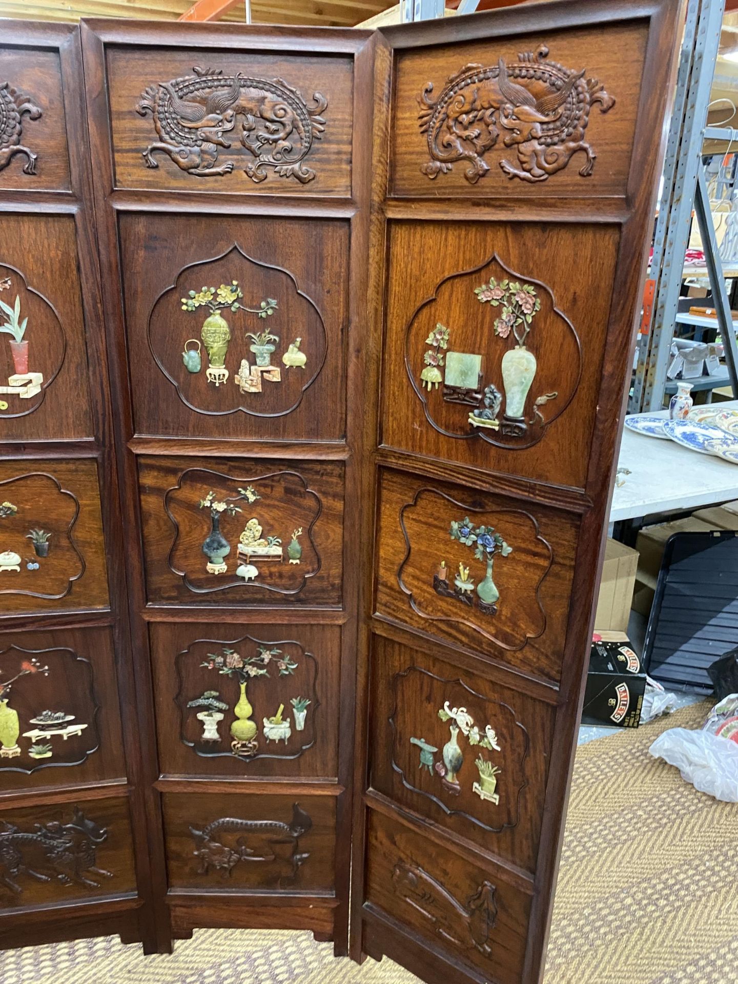 A GREAT QUALITY ORIENTAL CARVED HARDWOOD SIX SECTION SCREEN WITH EIGHTEEN SQUARE PANEL SECTIONS EACH - Bild 4 aus 18