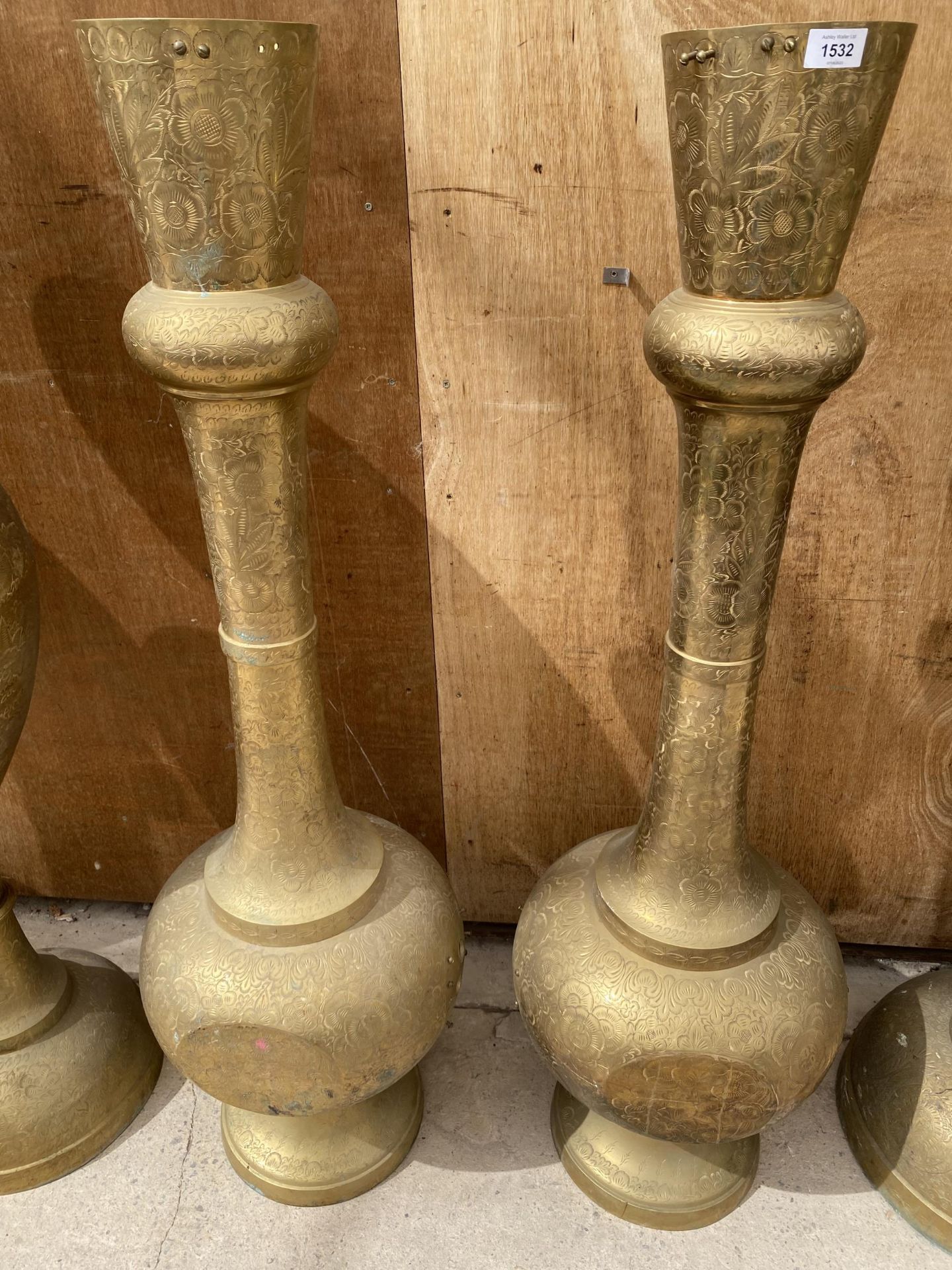 A PAIR OF LARGE DECORATIVE VINTAGE BRASS URNS (H:122CM)