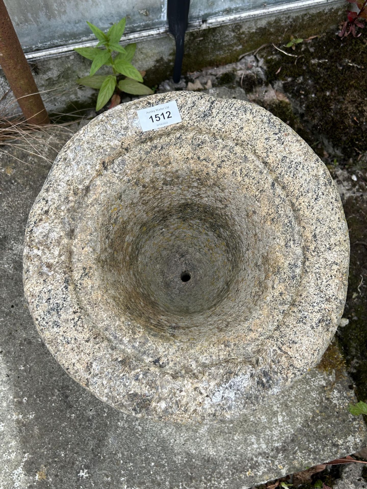 A VINTAGE INDIAN STONE MORTAR, 12" DIAMETER - Bild 2 aus 3