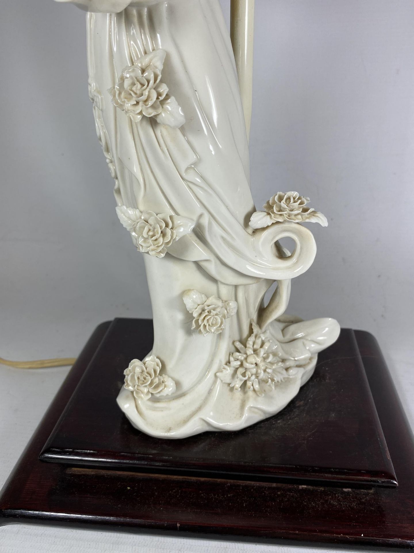 A CHINESE BLANC DE CHINE CHINESE FIGURAL PORCELAIN TABLE LAMP, HEIGHT INCLUDING FITTING 48CM - Image 3 of 4